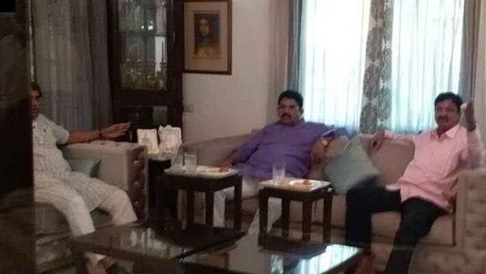 two congress mlas meets bjp leader sm krishna in karnataka two congress mlas meets bjp leader sm krishna in karnataka