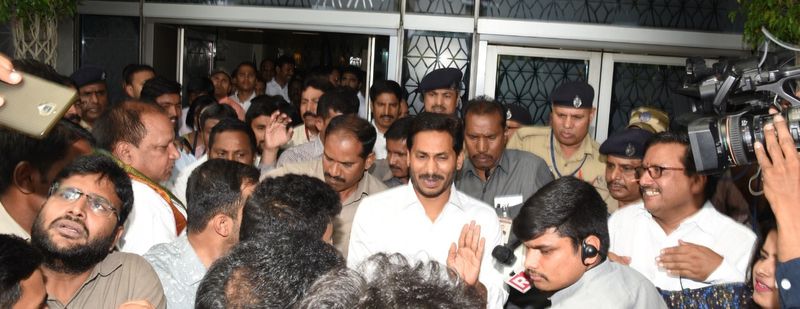 ఏపీ భవన్లో జగన్కు ఘన స్వాగతం (ఫోటోలు)