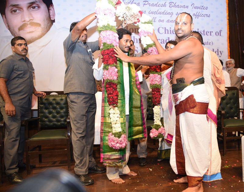 ఏపీ భవన్లో జగన్కు ఘన స్వాగతం (ఫోటోలు)