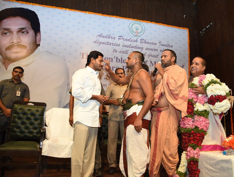 ఏపీ భవన్లో జగన్కు ఘన స్వాగతం (ఫోటోలు)