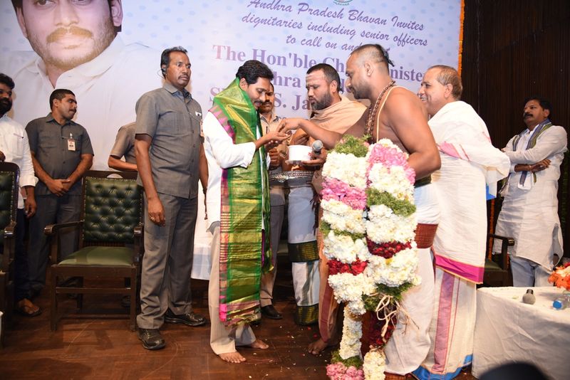 ఏపీ భవన్లో జగన్కు ఘన స్వాగతం (ఫోటోలు)