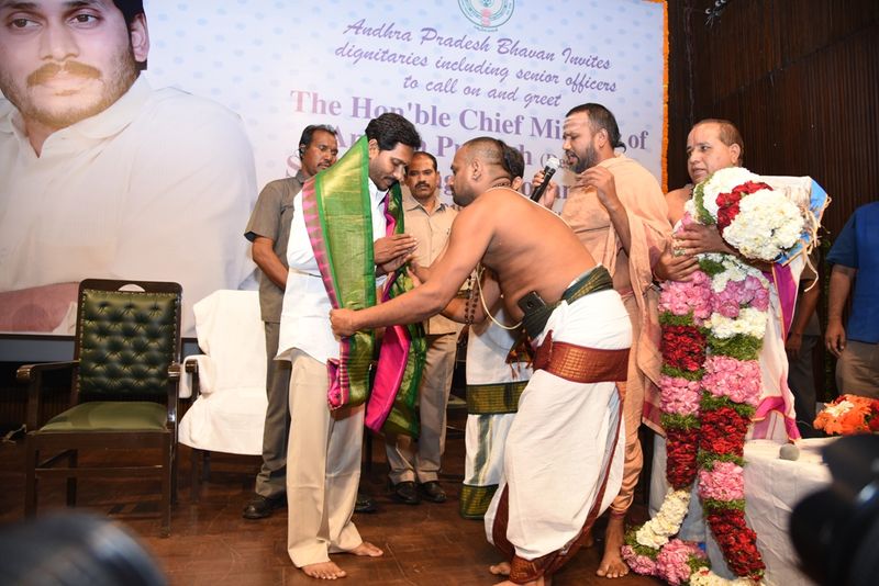 ఏపీ భవన్లో జగన్కు ఘన స్వాగతం (ఫోటోలు)