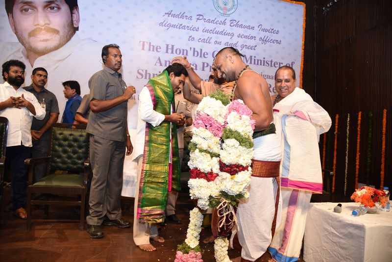 ఏపీ భవన్లో జగన్కు ఘన స్వాగతం (ఫోటోలు)