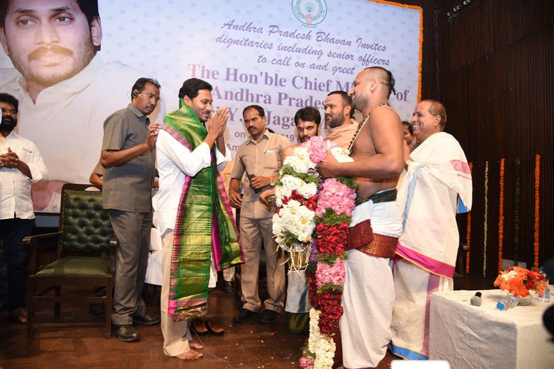 ఏపీ భవన్లో జగన్కు ఘన స్వాగతం (ఫోటోలు)