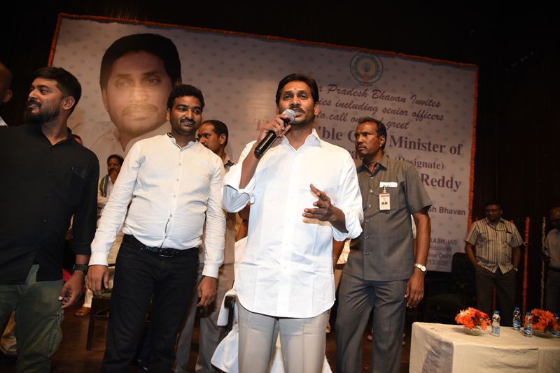 ఏపీ భవన్లో జగన్కు ఘన స్వాగతం (ఫోటోలు)