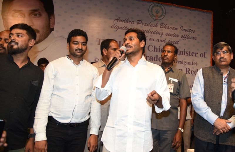 ఏపీ భవన్లో జగన్కు ఘన స్వాగతం (ఫోటోలు)