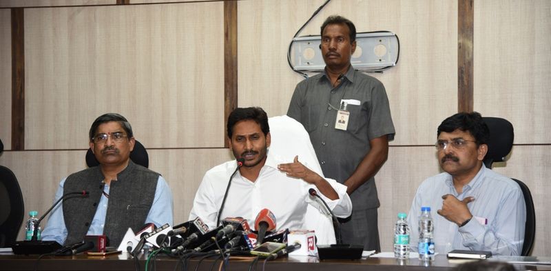 ఏపీ భవన్లో జగన్కు ఘన స్వాగతం (ఫోటోలు)