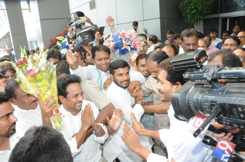 ఏపీ భవన్లో జగన్కు ఘన స్వాగతం (ఫోటోలు)
