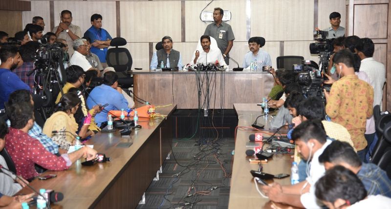 ఏపీ భవన్లో జగన్కు ఘన స్వాగతం (ఫోటోలు)