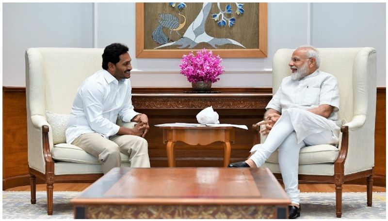 ఒకవేళ గనుక ఇది సాధ్యపడకపోతే... వచ్చే ఎన్నికల సమయానికి కూడా వైసీపీనే బలంగా ఉంటే వారితో పోస్ట్ పోల్ అలయన్స్ పెట్టుకుంటుంది. ఇది అమరావతిలో జరుగుతున్న ప్రస్తుత రాజకీయం. ఈ రాజకీయాలు ఎటు పోతాయి అనేది కరెక్ట్ గా చెప్పలేకున్నప్పటికీ... ఒక విషయాన్నీ మాత్రం చెప్పవచ్చు. వైసీపీ మాత్రం బీజేపీతో పొత్తు పెట్టుకొని పోటీ చేయలేదు. అవసరమైతే పోస్ట్ పోల్ అలయన్స్ లో మద్దతిస్తుంది. 