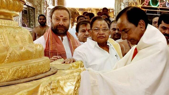 Telangana cm kcr offers prayers in tirumala Telangana cm kcr offers prayers in tirumala