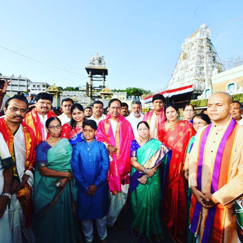తిరుమల శ్రీవారిని దర్శించుకున్న కేసీఆర్ (ఫోటోలు)