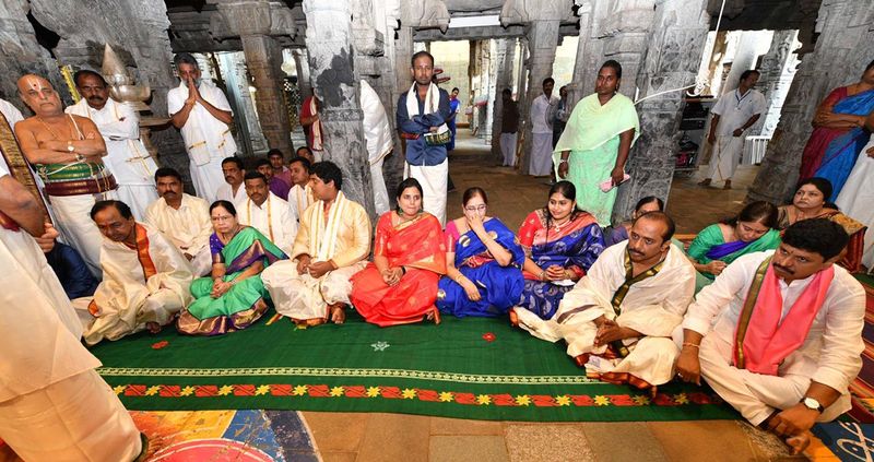 వెంకన్న సన్నిధిలో కుటుంబ సభ్యులతో కేసీఆర్