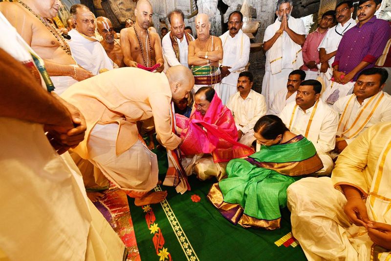 వెంకన్న సన్నిధిలో కుటుంబ సభ్యులతో కేసీఆర్