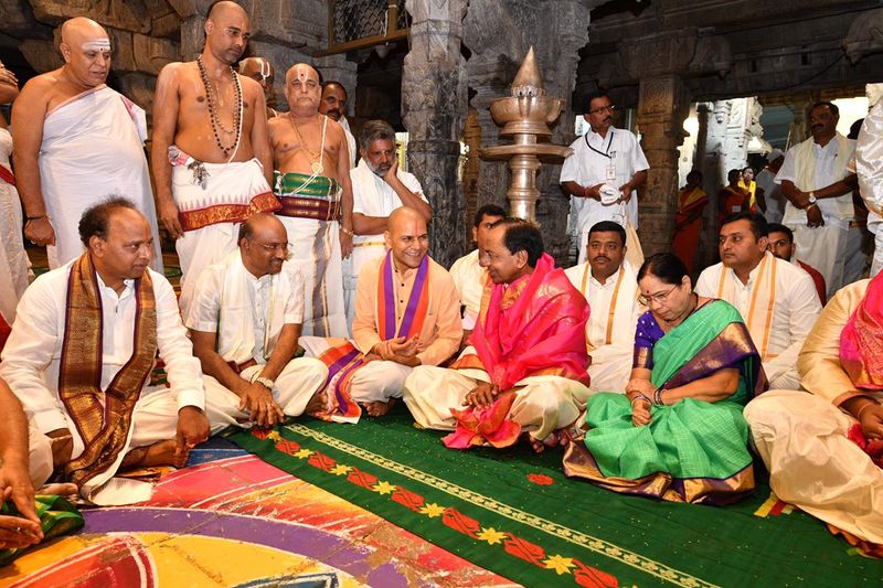 వెంకన్న సన్నిధిలో కుటుంబ సభ్యులతో కేసీఆర్
