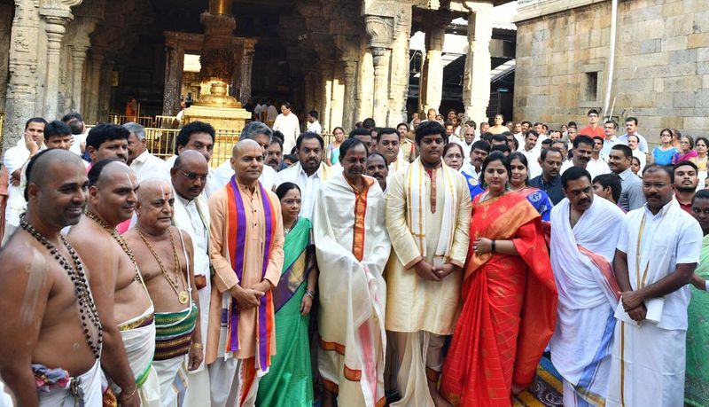 వెంకన్న సన్నిధిలో కుటుంబ సభ్యులతో కేసీఆర్