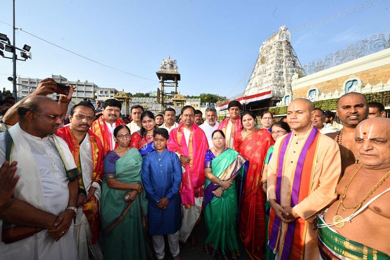 వెంకన్న సన్నిధిలో కుటుంబ సభ్యులతో కేసీఆర్