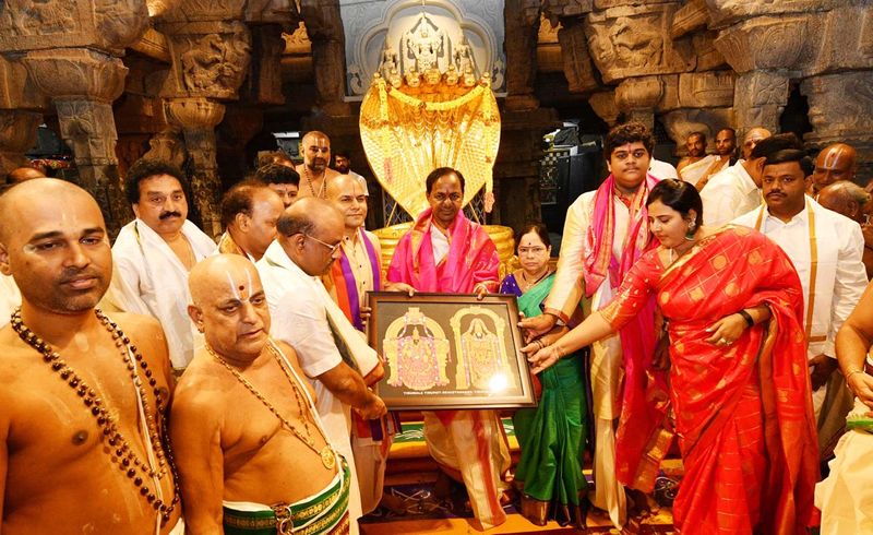 వెంకన్న సన్నిధిలో కుటుంబ సభ్యులతో కేసీఆర్