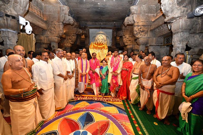 వెంకన్న సన్నిధిలో కుటుంబ సభ్యులతో కేసీఆర్