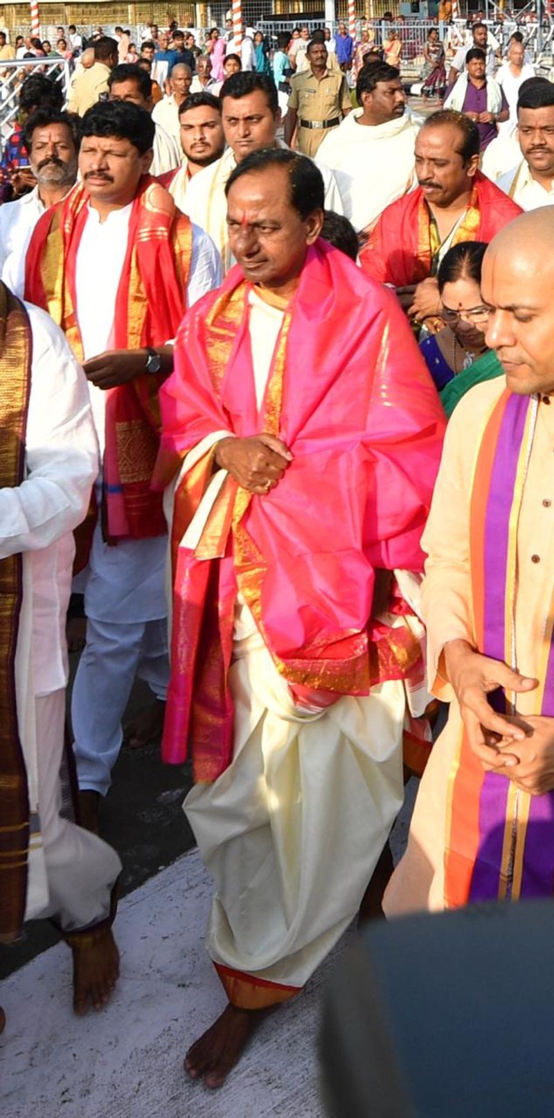 వెంకన్న సన్నిధిలో కుటుంబ సభ్యులతో కేసీఆర్