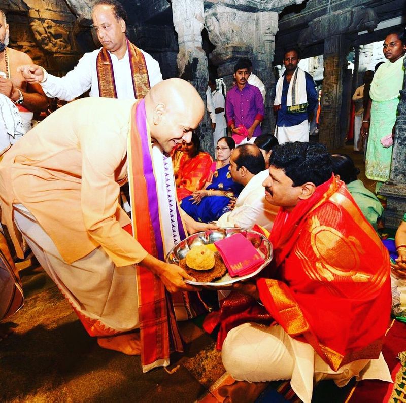 వెంకన్న సన్నిధిలో కుటుంబ సభ్యులతో కేసీఆర్