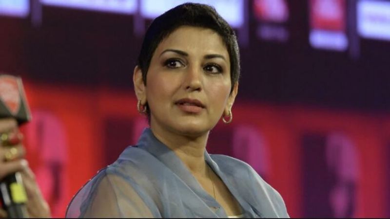 సోనాలి బింద్రే - హైగ్రేడ్ క్యాన్సర్ ఉందని తెలిసిన వెంటనే సోనాలి అమెరికాలో ట్రీట్మెంట్ తీసుకుంది. ఇప్పుడిప్పుడే కోలుకుంటోంది.