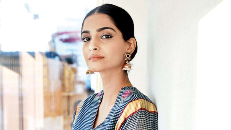 సోనమ్ కపూర్ - టీనేజ్ వయసులోనే ఈమెకు డయాబెటిస్ ఉందని తెలిసింది. అప్పటినుండి తన డైట్ ప్లాన్ తో ఆ డిసీస్ ని కంట్రోల్ లో పెట్టుకుంది.