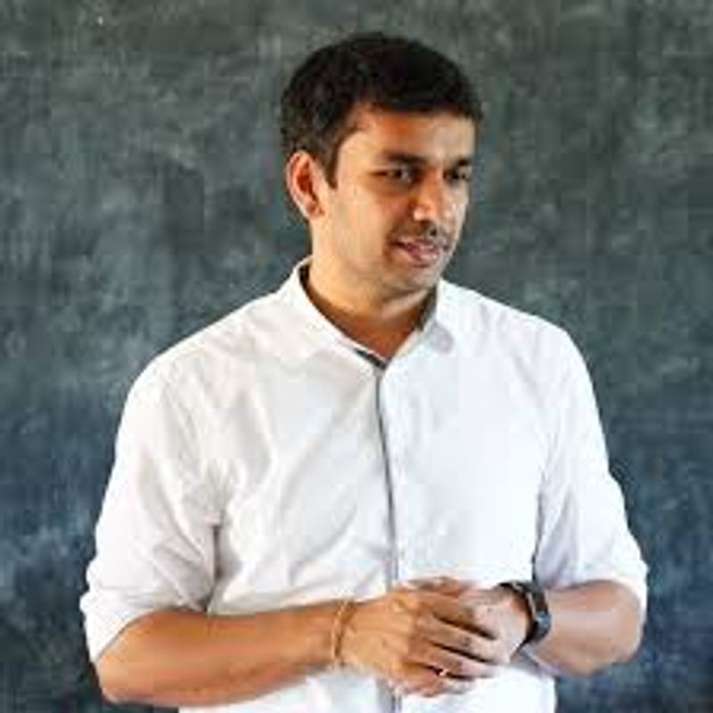 మాజీ మంత్రి కిమిడి మృణాళిని తనయుడు నాగార్జున తొలిసారిగా ఎన్నికల బరిలోకి దిగారు. నాగార్జున వైసీపీ చేతిలో ఓటమి పాలయ్యారు.మృణాళినికి బదులుగా నాగార్జునకు చంద్రబాబు టిక్కెట్టు కేటాయించారు.