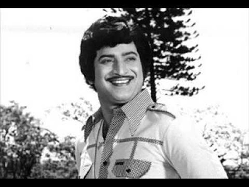 కృష్ణ: సూపర్ స్టార్ కృష్ణ వేగానికి మరో పేరు. 1972లో కృష్ణ నటించిన 18 చిత్రాలు విడుదలయ్యాయి. పలు సంవత్సరాలలో కృష్ణ పదికి పైగా సినిమాలని విడుదల చేశారు. కృష్ణ 18 చిత్రాల రికార్డుని ఇంతవరకు మారే హీరో అందుకోలేపోయారు. ఇకపై అసాధ్యం కూడా.