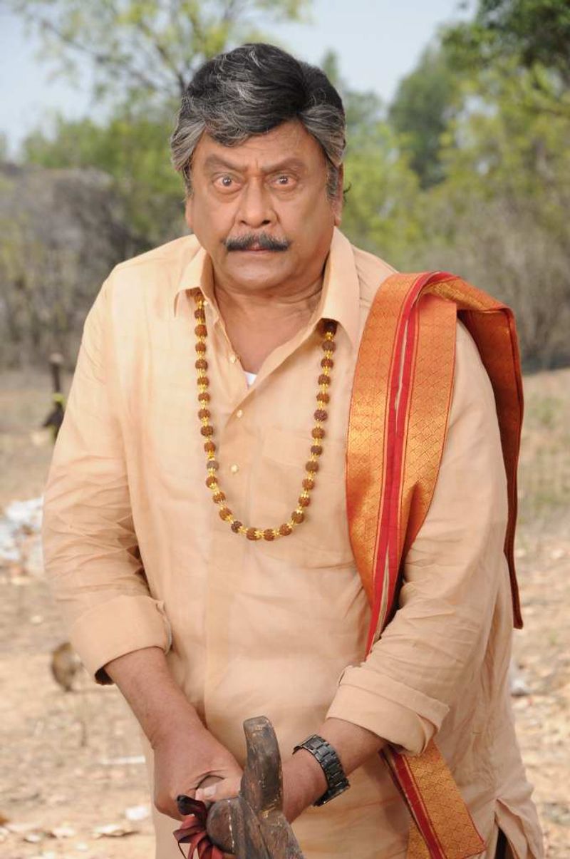 కృష్ణంరాజు : రెబల్ స్టార్ కృష్ణంరాజు కూడా తక్కువేం కాదు. 1974లో కృష్ణంరాజు నటించిన 17 చిత్రాలు విడుదలయ్యాయి.