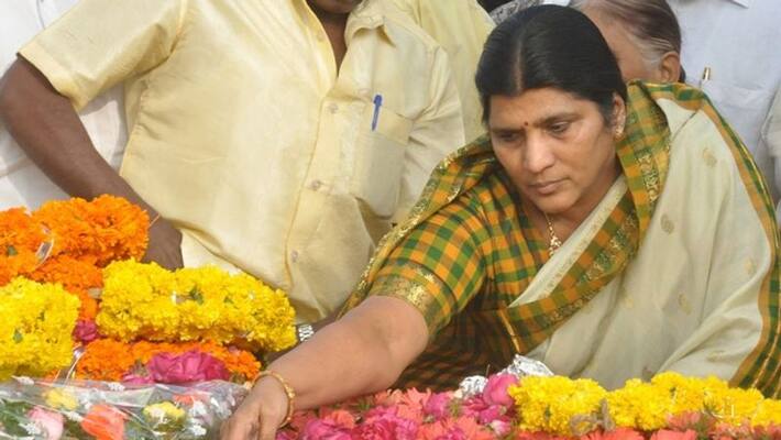 TDP activists interrupt lakshmi parvathi speech at ntr ghat TDP activists interrupt lakshmi parvathi speech at ntr ghat