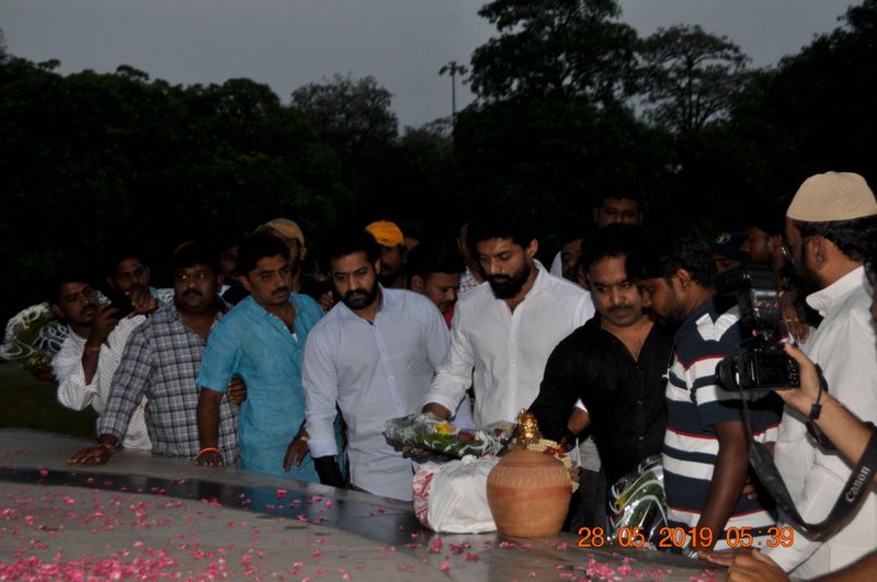అయితే అక్కడికి రాగానే జూనియర్పరిస్థితిని చూసి అసహనం వ్యక్తం చేశారు. సమాధి దగ్గర ఒక్క పువ్వు కూడా కనిపించలేదు.