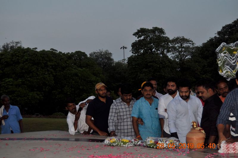 అభిమానుల సాహాయంతో ఘాట్ చుట్టూ అందంగా పూలతో అలంకరించారు.