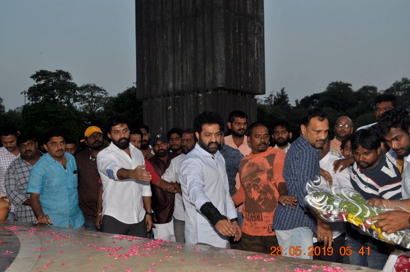 తాతకు యంగ్ టైగర్ నివాళి.. ఎన్టీఆర్ ఘాట్ ఫొటోస్