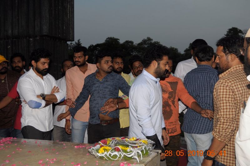 తాతకు యంగ్ టైగర్ నివాళి.. ఎన్టీఆర్ ఘాట్ ఫొటోస్