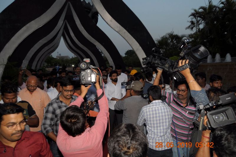 తాతకు యంగ్ టైగర్ నివాళి.. ఎన్టీఆర్ ఘాట్ ఫొటోస్