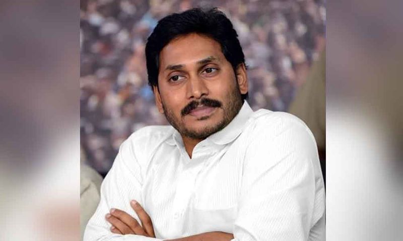 ఈ నెల 30వ తేదీన తన ప్రమాణస్వీకారోత్సవ కార్యక్రమానికి రావాల్సిందిగా జగన్ ఫోన్ చేశారు. కానీ, చంద్రబాబు నాయుడు ఆ సమయంలో జగన్ ఫోన్ కు అందుబాటులోకి రాలేదు.