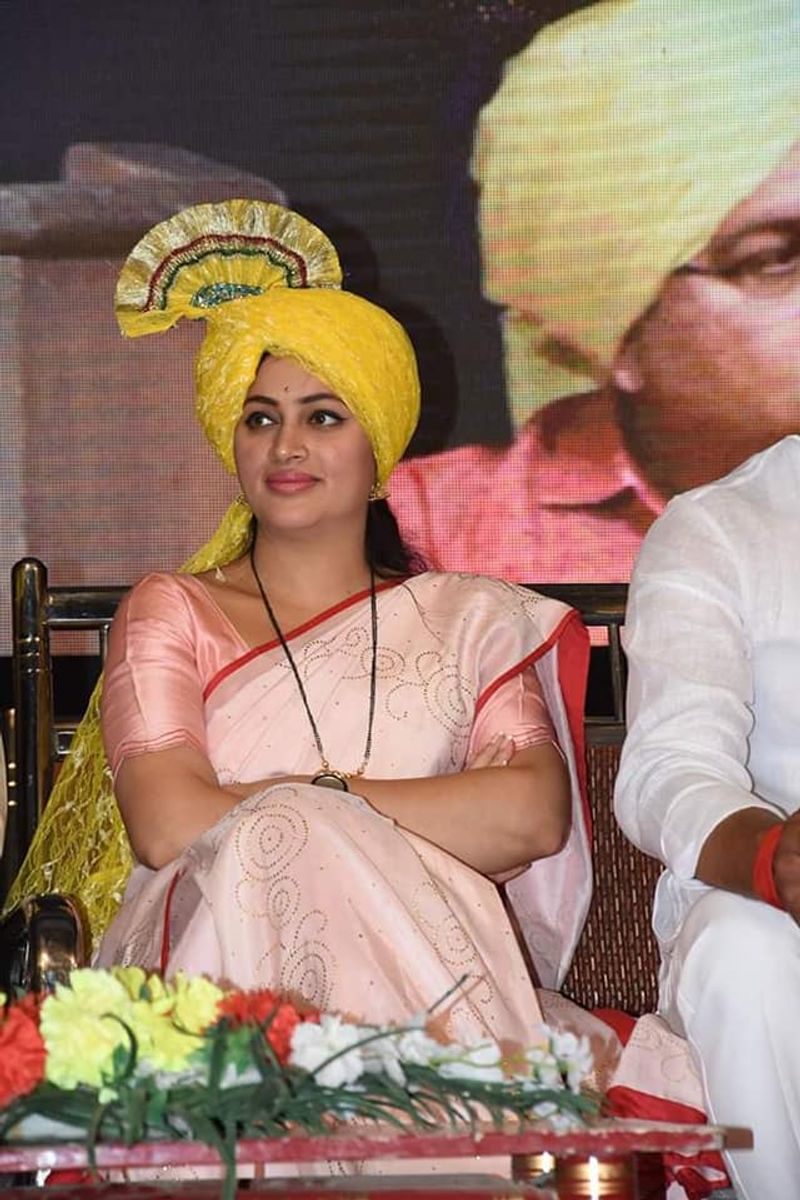 ಮುಂಬೈನಲ್ಲಿ ಜನಿಸಿದ ನವನೀತ್ ಕೌರ್ ತಂದೆ-ತಾಯಿ ಪಂಜಾಬ್ ಮೂಲದವರಾಗಿದ್ದು, ತಂದೆ ಸೇನಾಧಿಕಾರಿ.