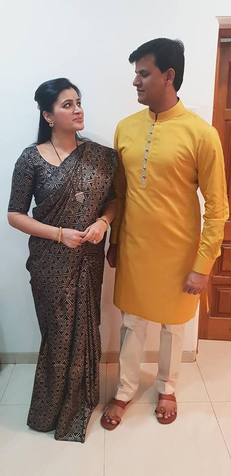 ಪತಿ ಸ್ಥಾಪಿಸಿರುವ ಪಕ್ಷದಿಂದ ಕಳೆದ ಬಾರಿಯೂ ನವನೀತ್ ಸ್ಪರ್ಧಿಸಿದ್ದರಾದರೂ, 1.36 ಲಕ್ಷ ಮತಗಳ ಅಂತರದಿಂದ ಸೋತಿದ್ದರು.