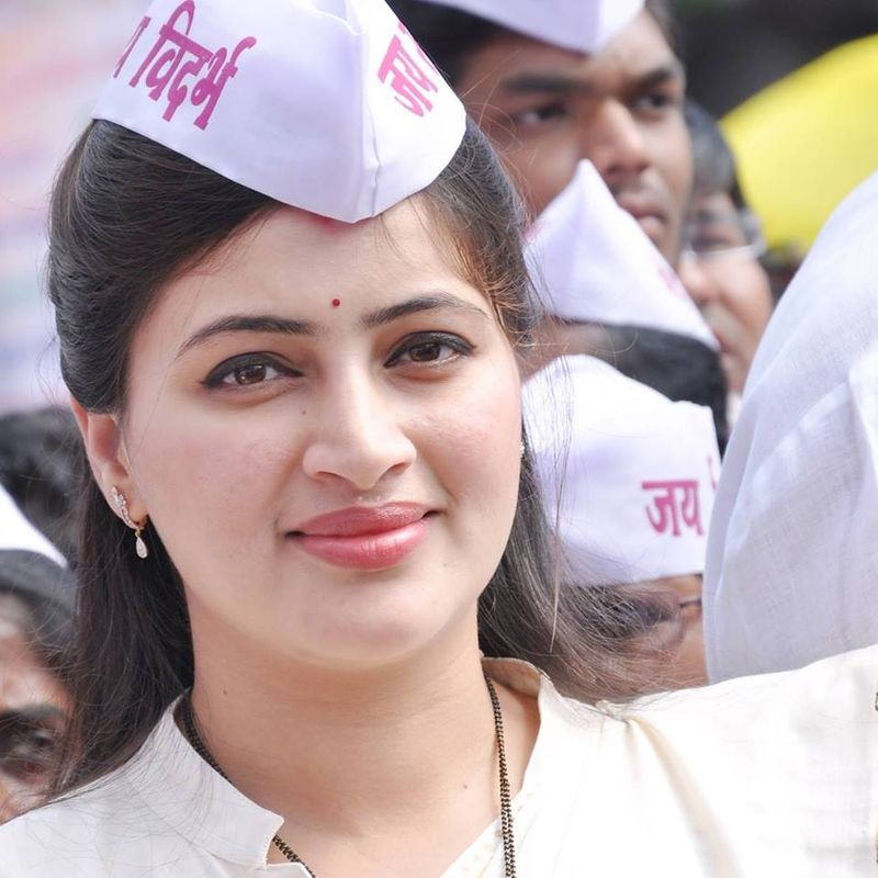 ಕನ್ನಡದ ಖ್ಯಾತ ನಟ ದರ್ಶನ್ ಅವರ ಜೊತೆ ‘ದರ್ಶನ್’ಸೇರಿ ಬಹು ಭಾಷಾ ನಟಿ ನವನೀತ್ ಕೌರ್ ರಾಣಾ ಇದೀಗ ಲೋಕಸಭೆಗೆ ಆಯ್ಕೆಯಾಗಿದ್ದಾರೆ.