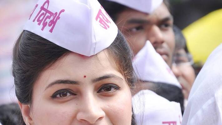 Supreme Court Stays High Court Judgment Which Cancelled MP Navneet Kaur Rana's Caste Certificate lns Supreme Court Stays High Court Judgment Which Cancelled MP Navneet Kaur Rana's Caste Certificate lns