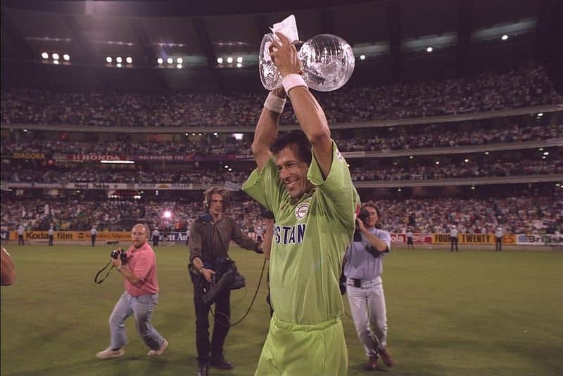 1992 वर्ल्ड कप (बेंसन एंड हेजेज) ऑस्ट्रेलिया और नूज़ीलैण्ड  में खेला गया था । जिसमें नौं देशों ने हिस्सा लिया था। जिसमें पाकिस्तान ने इंग्लैंड को हराया था  फाइनल्स का स्कोर कुछ इस प्रकार था       पाकिस्तान बनाम इंग्लैंड  पाकिस्तान - 2496 (50 ओवर) इंग्लैंड- 227 आल आउट (49 .2 ओवर)  पाकिस्तान ने ये मुकाबला 22 रन से जीता था  मैन ऑफ़ द मैच- वसीम अकरम