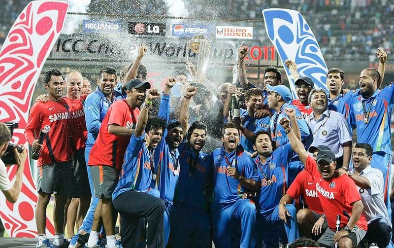 2011 वर्ल्ड कप भारत श्रीलंका और बांग्लादेश में खेला गया था । जिसमें 14 देशों ने हिस्सा लिया था। फाइनल में भारत ने श्रीलंका को हराया था  फाइनल्स का स्कोर कुछ इस प्रकार था    भारत बनाम  श्रीलंका   श्रीलंका - 2746 (50 ओवर) भारत -  2774 (48.2 ओवर)  भारत ने ये मुकाबला 7 विकेट से जीता था  मैन ऑफ़ द मैच- एम एस धोनी