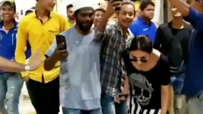 Malaika Arora runs away as fans mob her for selfies Malaika Arora runs away as fans mob her for selfies