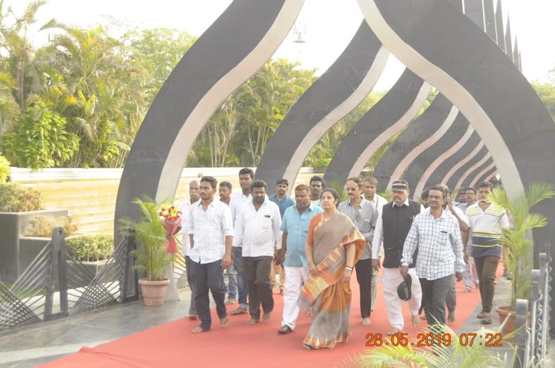 ఎన్టీఆర్ కు పురంధేశ్వరి, తదితరుల నివాళి