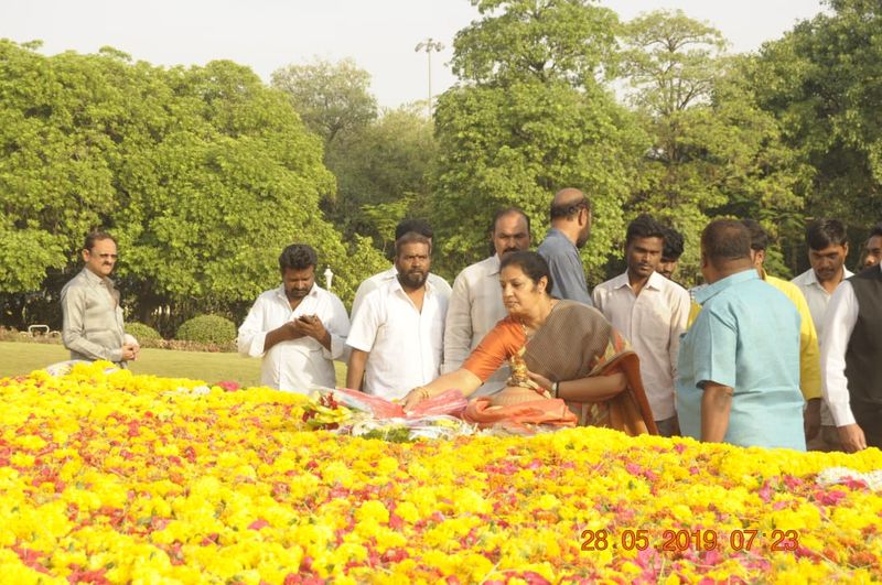 ఎన్టీఆర్ కు పురంధేశ్వరి, తదితరుల నివాళి