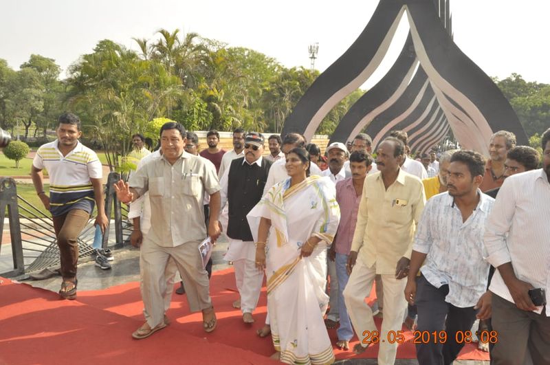 ఎన్టీఆర్ కు పురంధేశ్వరి, తదితరుల నివాళి