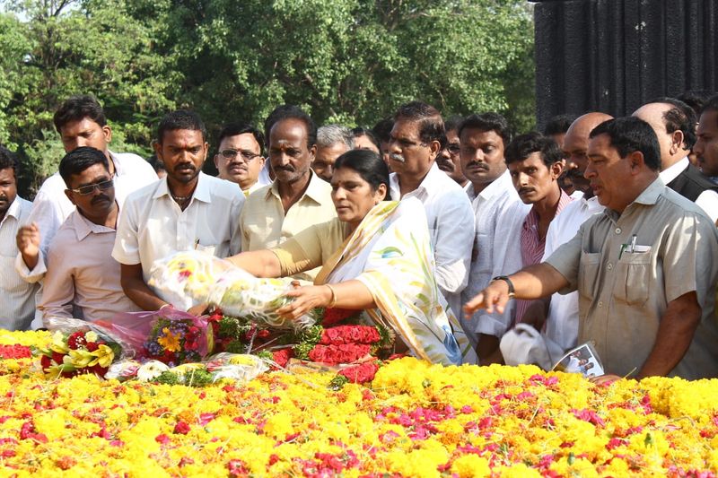 ఎన్టీఆర్ కు పురంధేశ్వరి, తదితరుల నివాళి