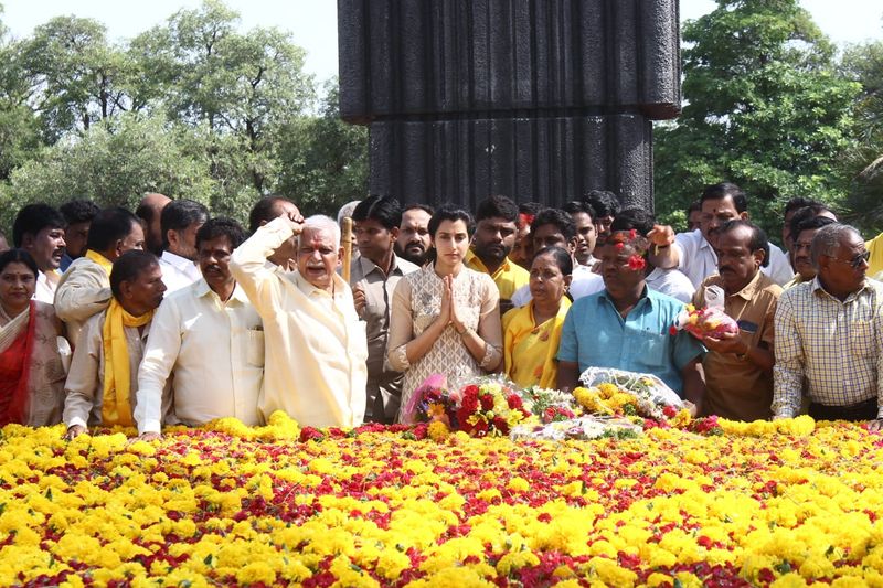 ఎన్టీఆర్ కు పురంధేశ్వరి, తదితరుల నివాళి