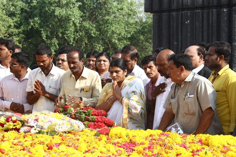 ఎన్టీఆర్ కు పురంధేశ్వరి, తదితరుల నివాళి